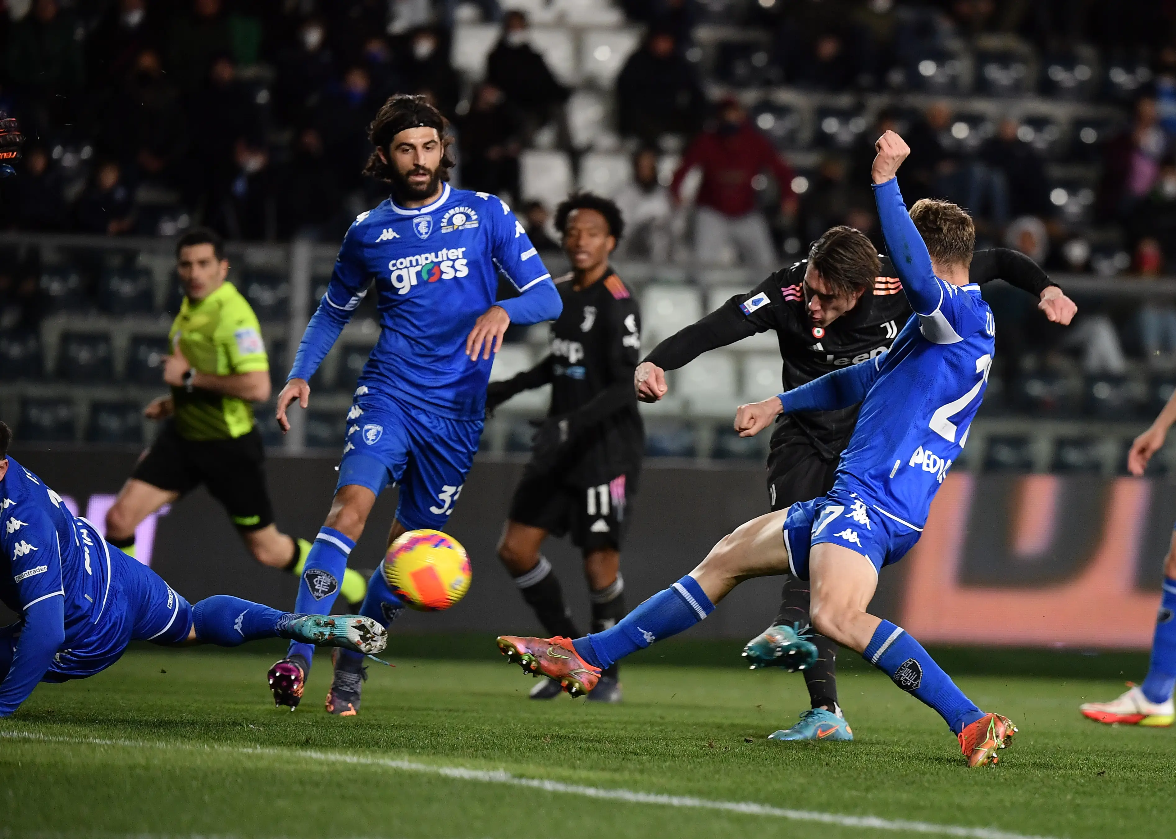 意甲比赛持续火爆，传奇故事接续