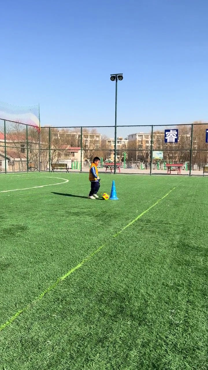 踢球乐趣无穷,球队技战术展现魅力 踢球乐趣无穷,球队技战术展现魅力