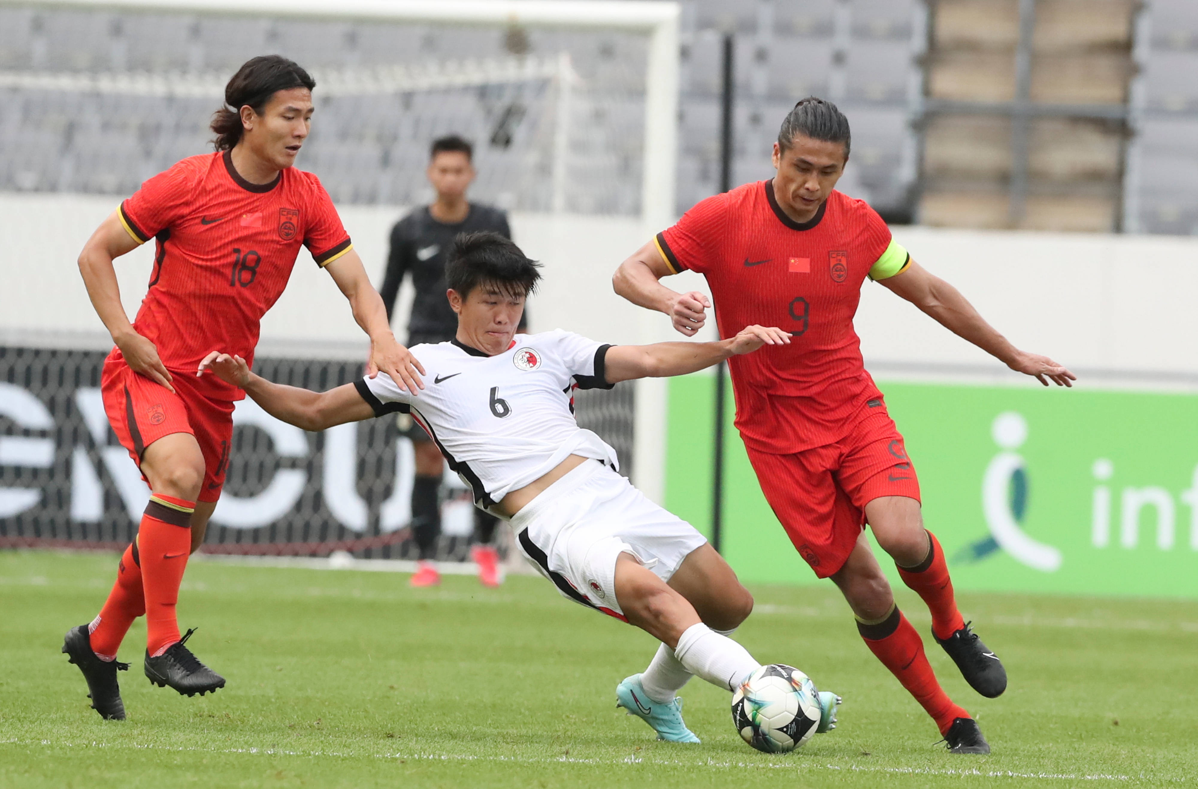 关于中国足球队凭借团结拼搏，实现重大突破的信息