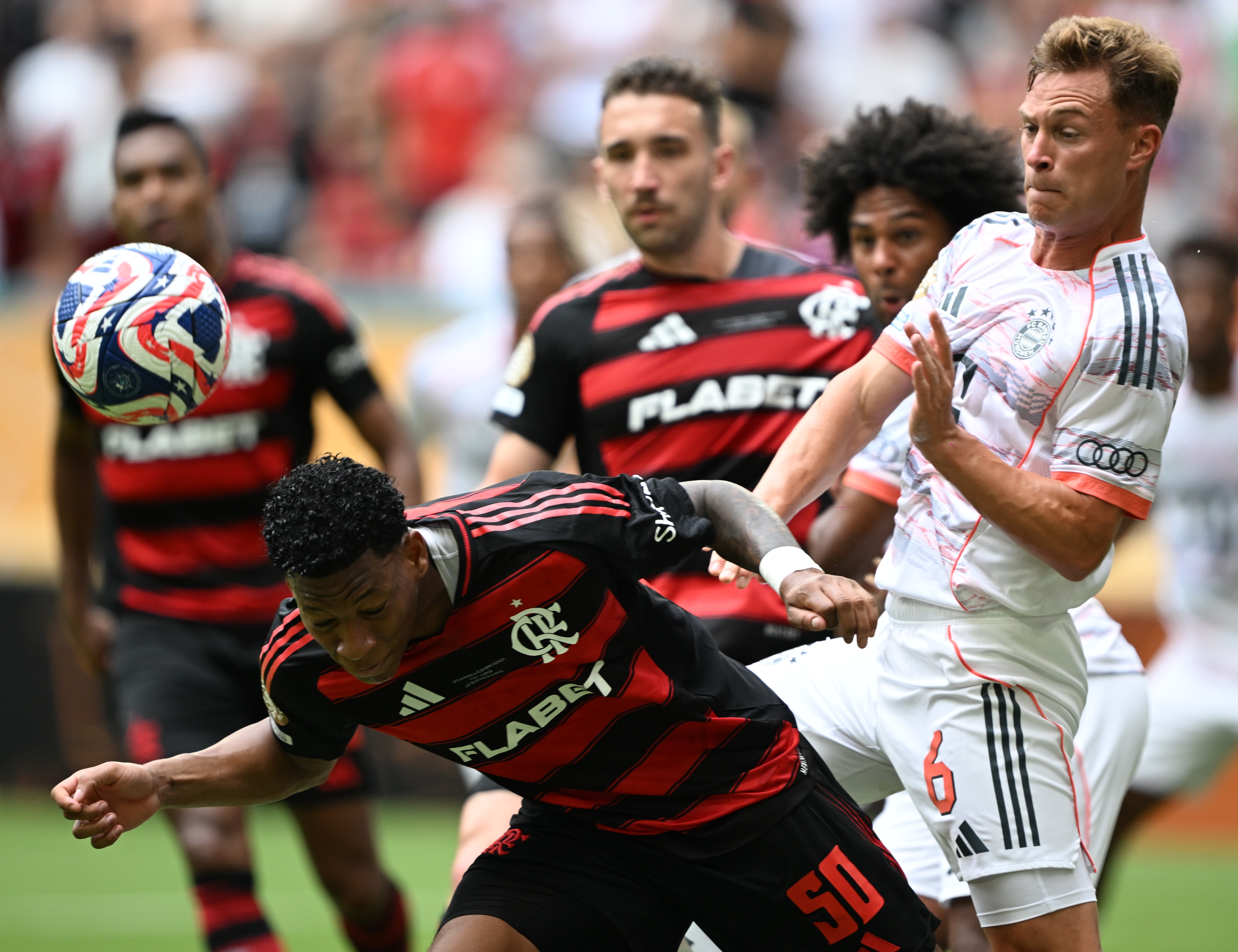 拜仁慕尼黑客场胜出,赢得晋级之门 拜仁慕尼黑客场胜出,赢得晋级之门