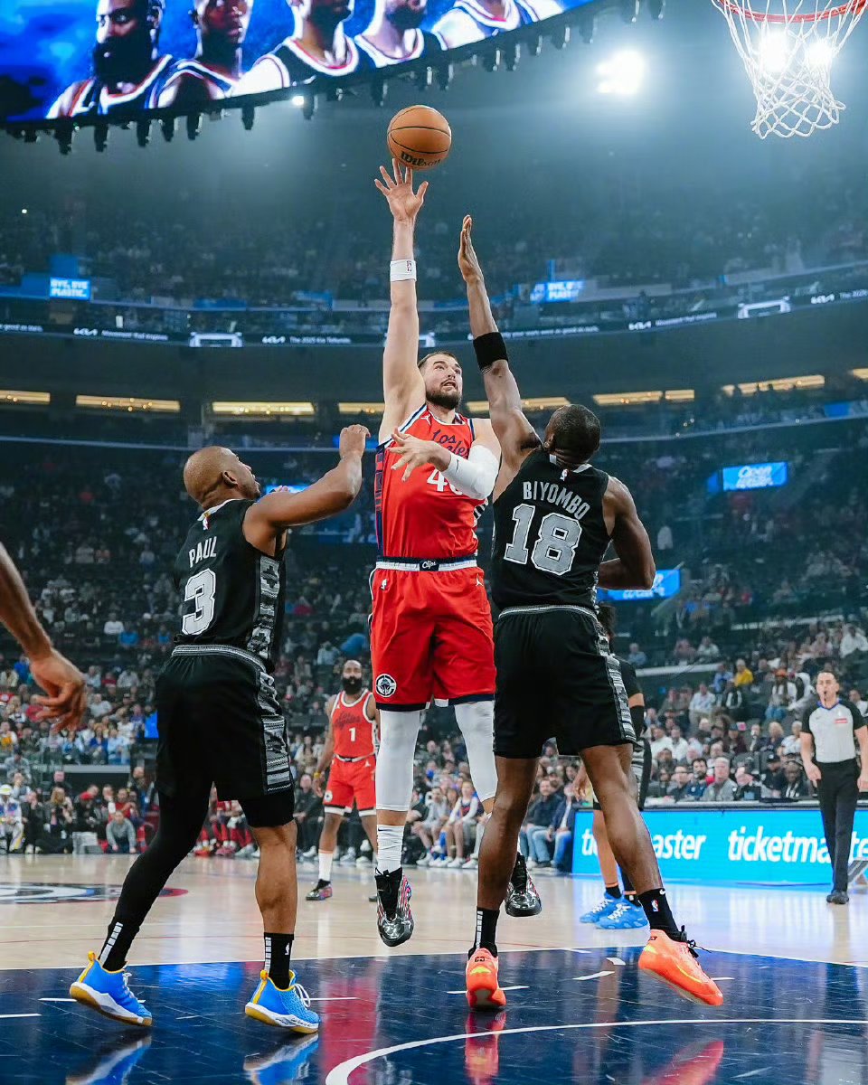 快船客场不敌马刺遭遇两连败 快船客场不敌马刺遭遇两连败