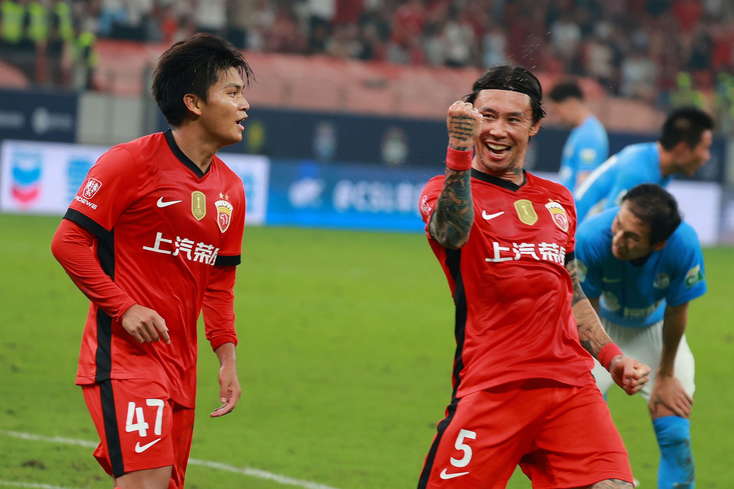 包含开拓者新援取得关键进球，帮助球队取得胜利的词条